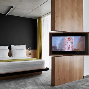 Adella Boutique - Free Secured Parking Aparthotel